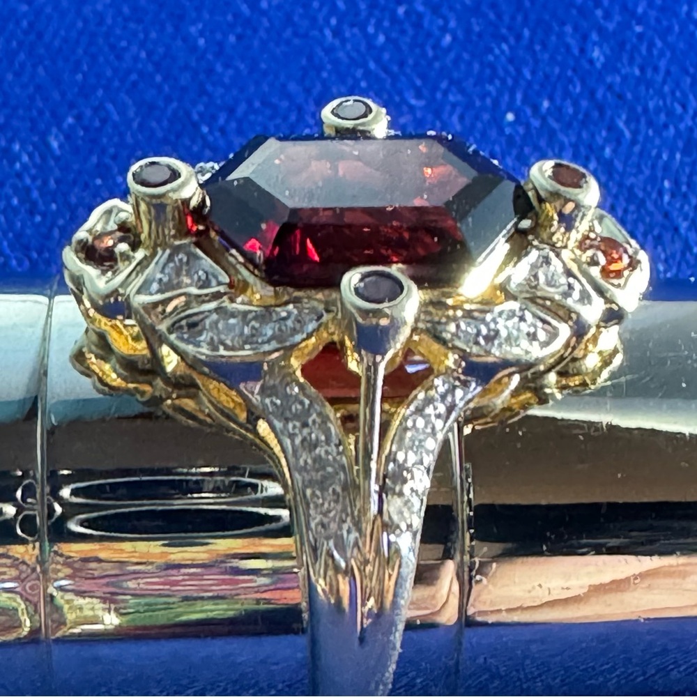 Ladies Garnet and Diamond ring. - Picture 4 of 5